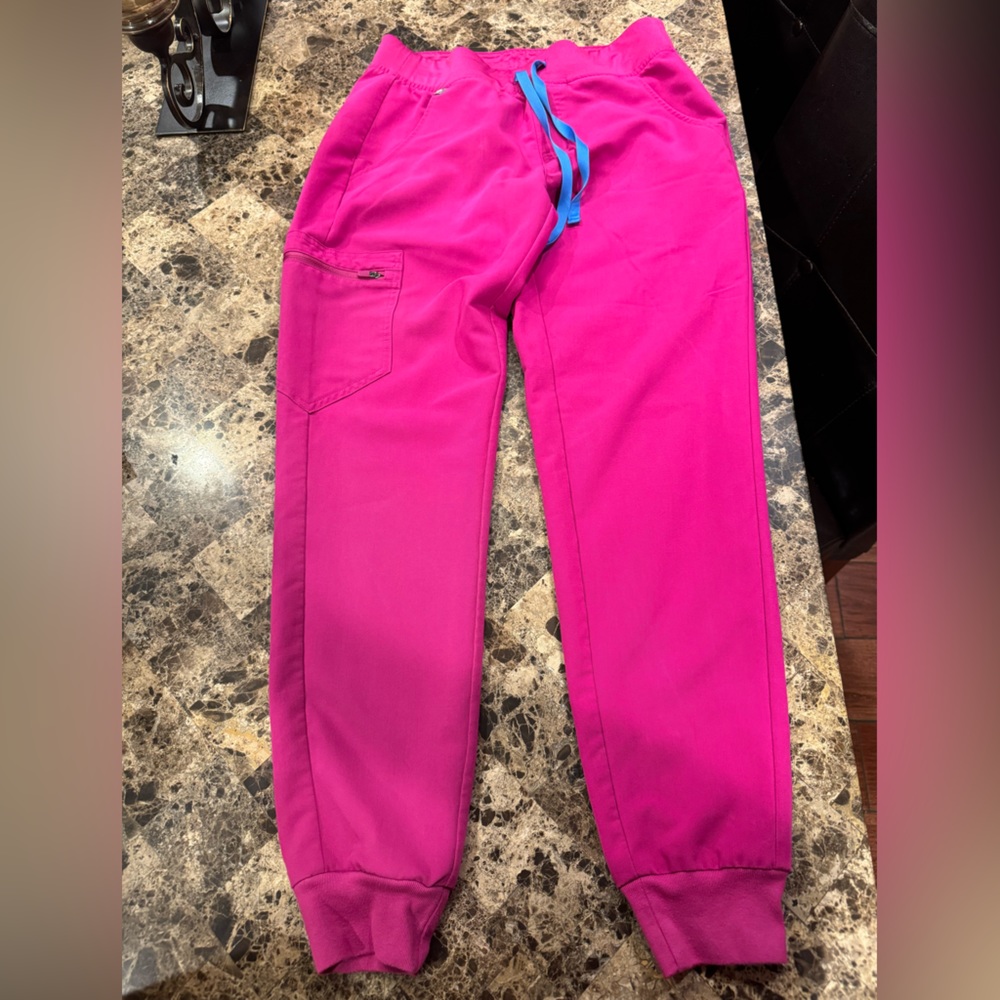 FIGS Zamora Jogger pants size Small (Raspberry Sorbet)